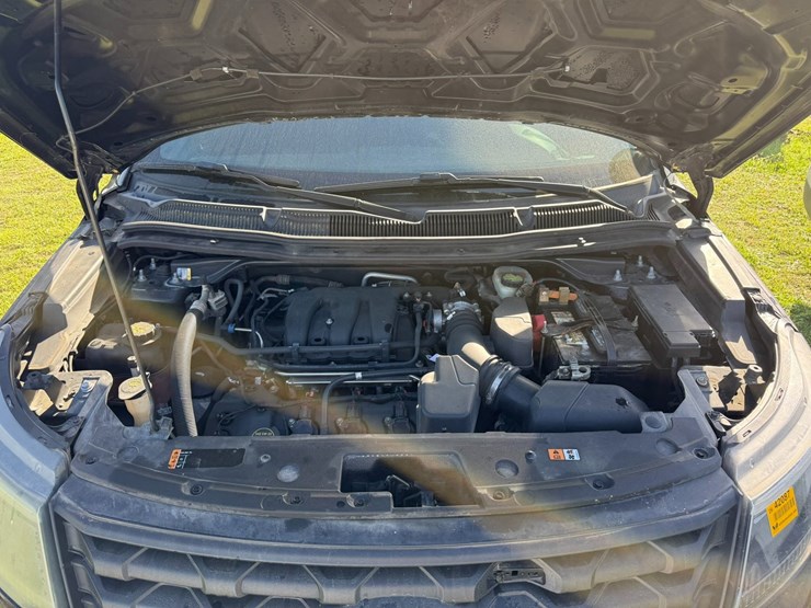 2016-ford-explorer-image-15