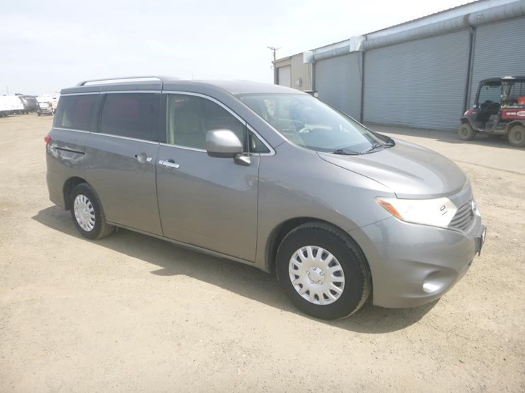 2015-nissan-quest-image-2