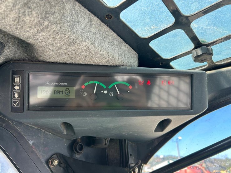 deere-323d-image-21
