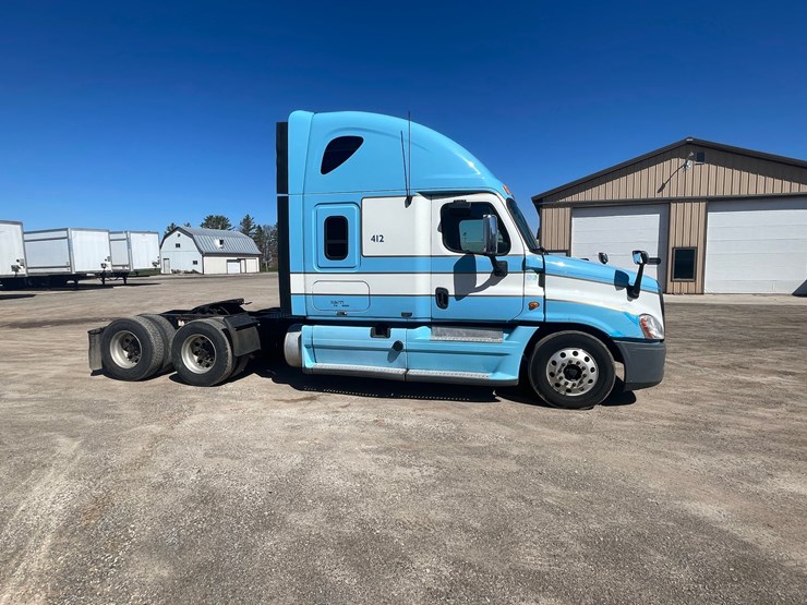 #202-•-2013-freightliner-cascadia-semi-tractor-(title-in-delay)-(denmark,-wi)-image-4