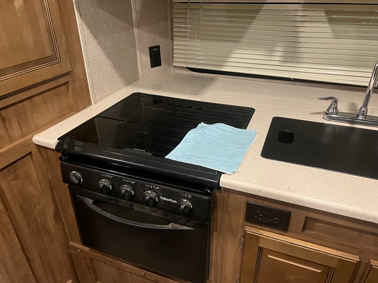 #9555-•-2017-rockwood-mini-lite-2304ks-camper-(title-in-delay)-image-20