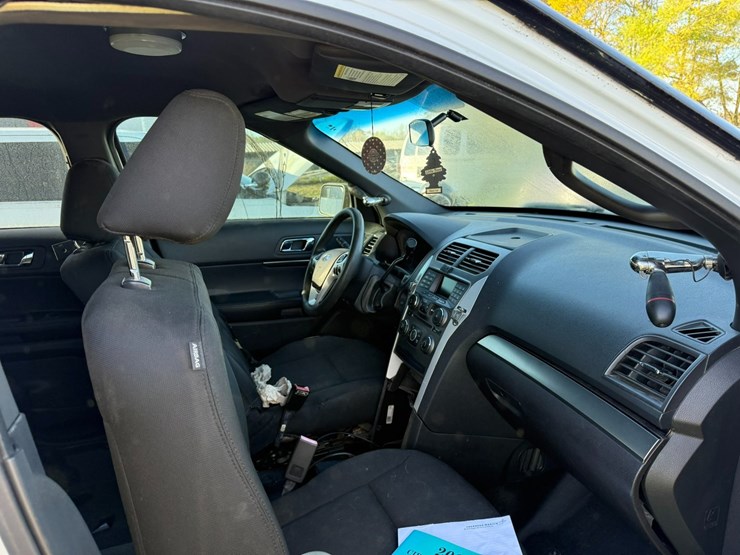 2015-ford-explorer-image-27