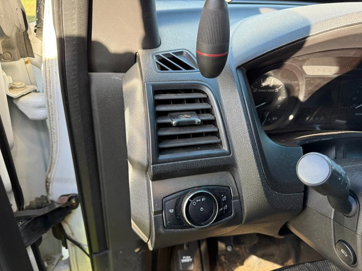 2014-ford-explorer-image-34