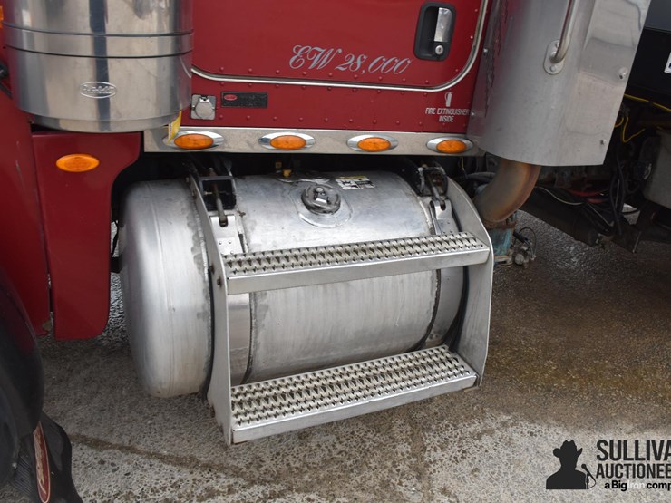 2011-peterbilt-367-image-17