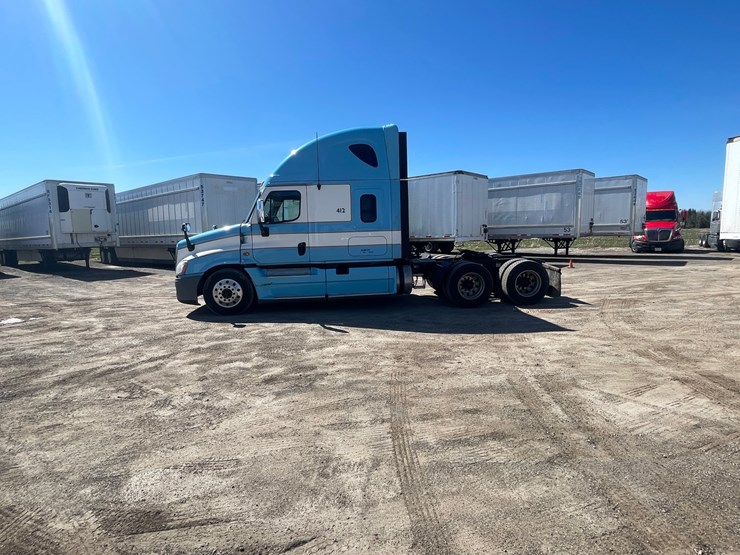 #202-•-2013-freightliner-cascadia-semi-tractor-(title-in-delay)-(denmark,-wi)-image-8