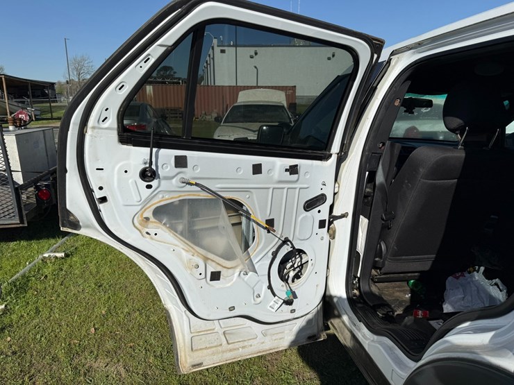 2016-ford-explorer-image-30