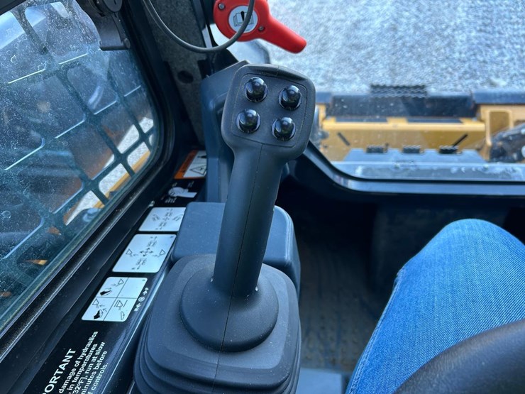 2025-deere-325g-image-23