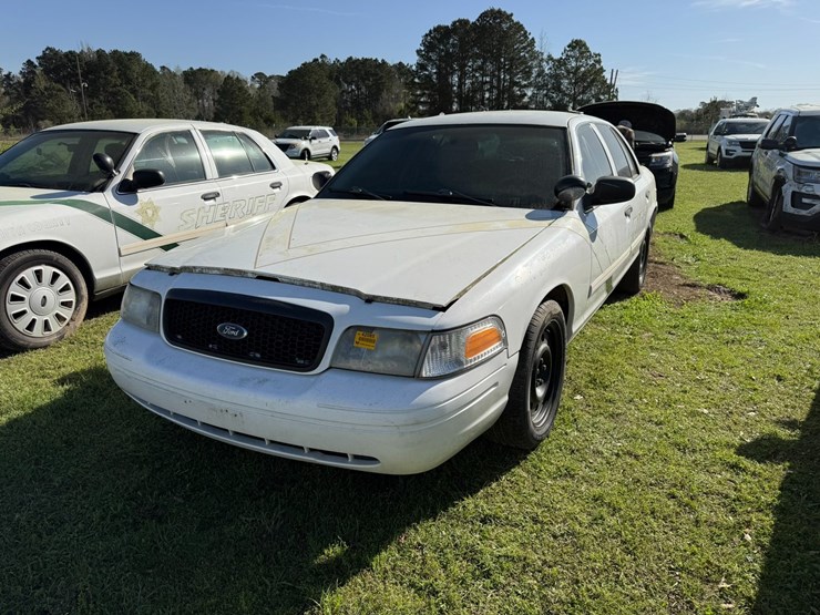 #42085-•-2010-ford-crown-victoria-sedan-vin:-2fabp7bv6ax138575-image-1