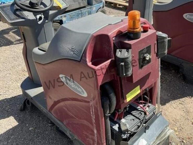 robo-scrub-ride-on-floor-cleaner-image-3