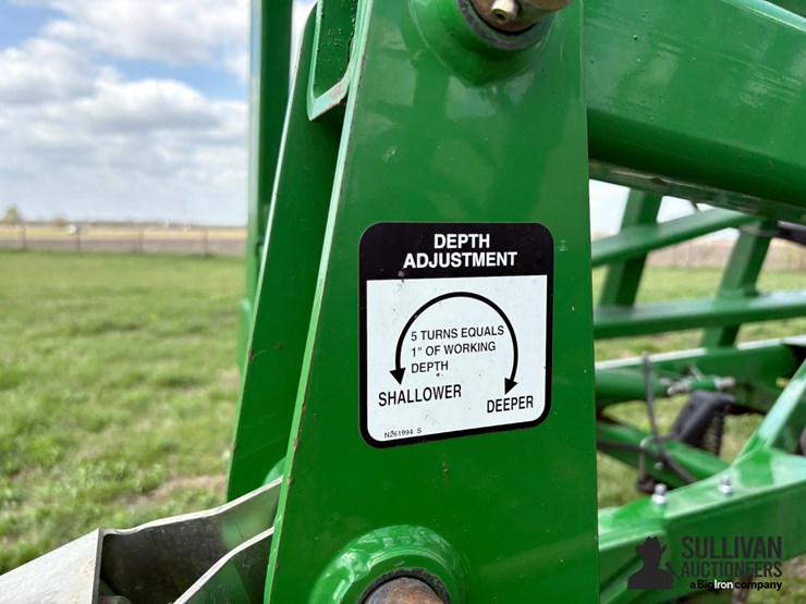 2014-john-deere-2310-image-15