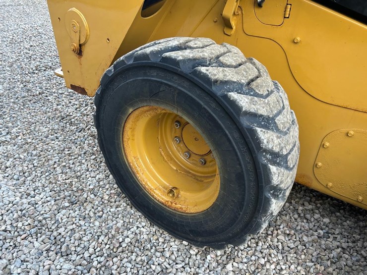 2019-caterpillar-242d-image-13