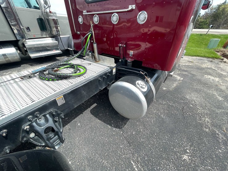 #200-•-2020-peterbilt-semi-tractor-(has-wi-title)-(denmark,-wi)-image-40