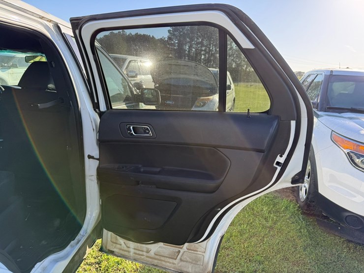 2016-ford-explorer-image-16