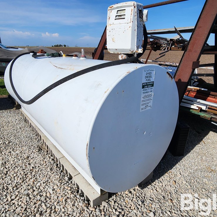 1000 Gal Fuel Tank & Pump
