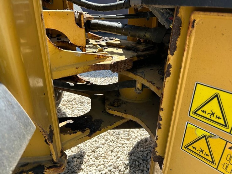 2015-caterpillar-903c-image-17