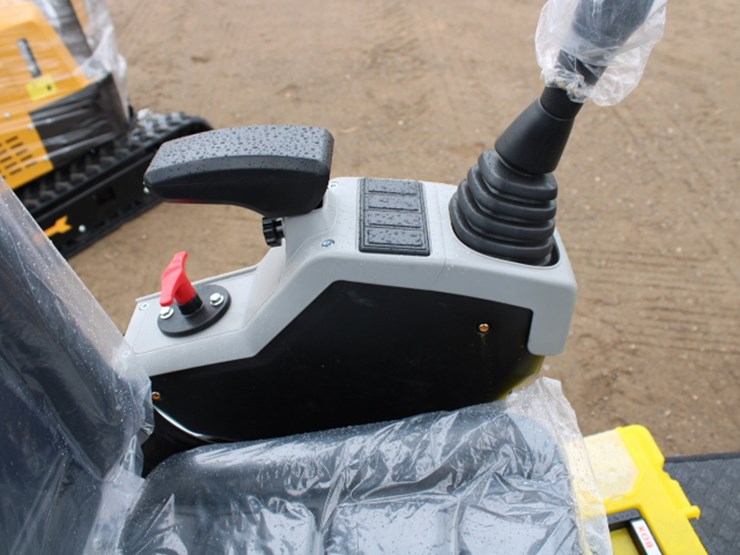 #8075-•-me18-mini-excavator-image-3