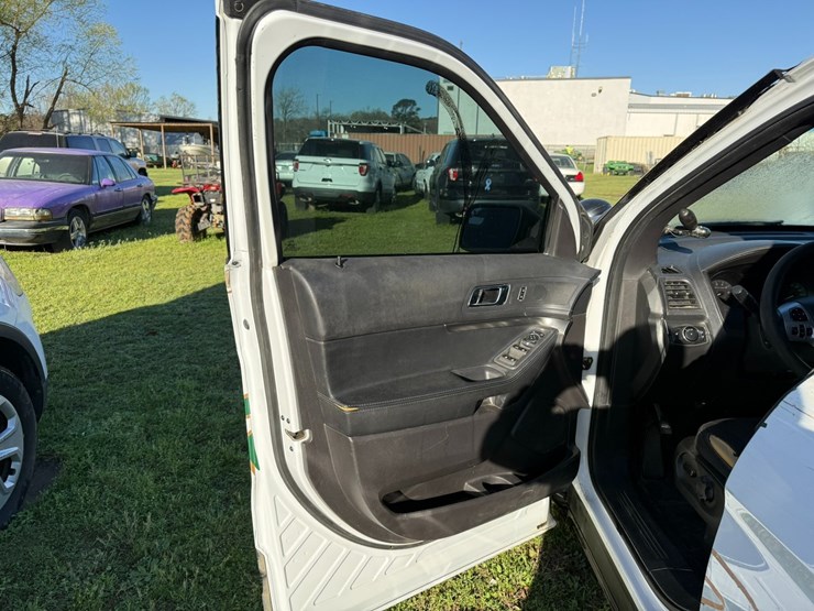 2015-ford-explorer-image-32