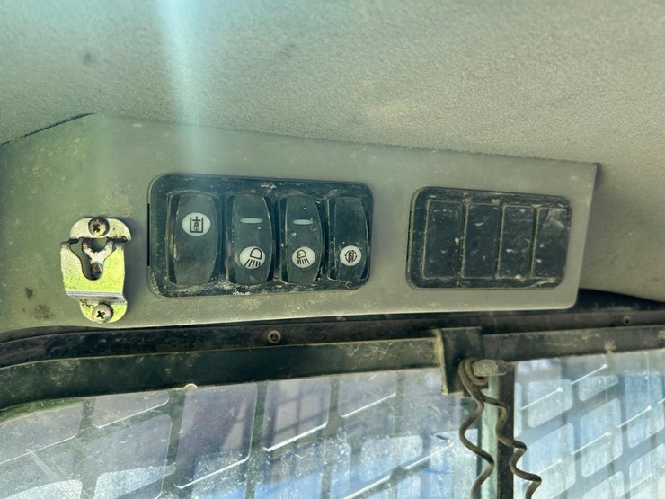 2017-caterpillar-232d-image-19