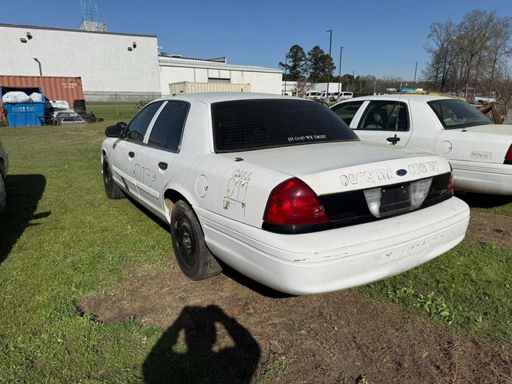 #42085-•-2010-ford-crown-victoria-sedan-vin:-2fabp7bv6ax138575-image-4