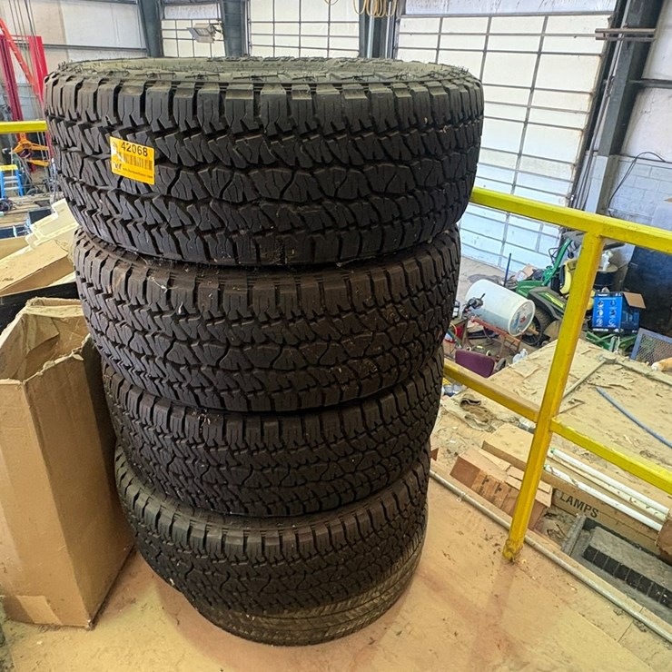 #42068 • Lot of (5) LT275/60R20 Tires