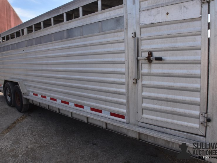 2015-featherlite-26'-t/a-aluminum-livestock-trailer-image-18