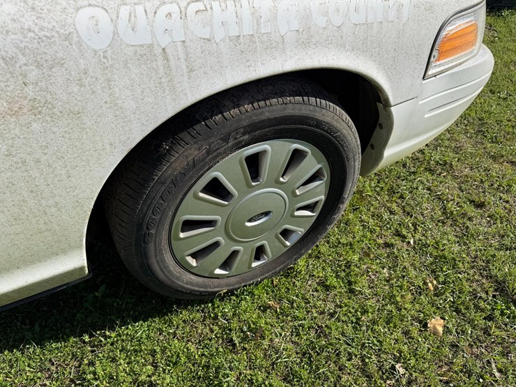 #42084-•-2011-ford-crown-victoria-sedan-vin:-2fabp7bv6bx160559-image-16