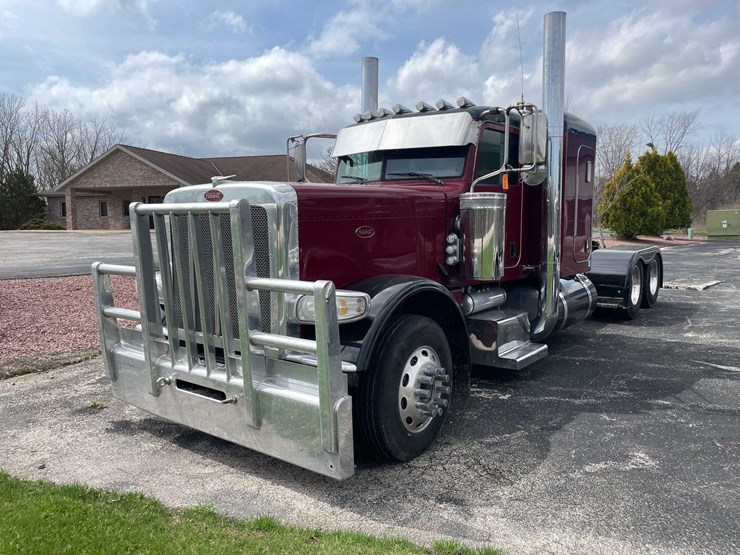 #200-•-2020-peterbilt-semi-tractor-(has-wi-title)-(denmark,-wi)-image-1