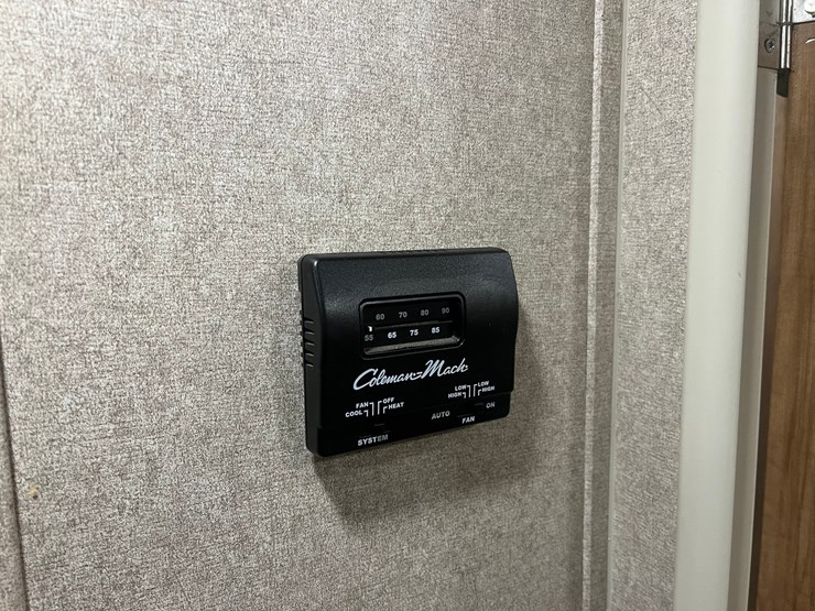 #9555-•-2017-rockwood-mini-lite-2304ks-camper-(title-in-delay)-image-29