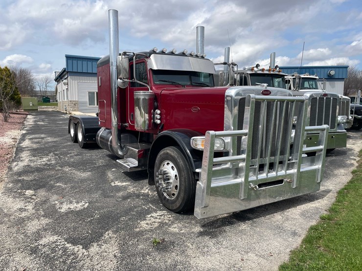 #200-•-2020-peterbilt-semi-tractor-(has-wi-title)-(denmark,-wi)-image-3