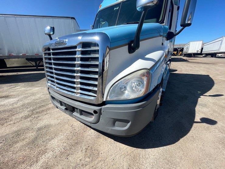 #202-•-2013-freightliner-cascadia-semi-tractor-(title-in-delay)-(denmark,-wi)-image-12