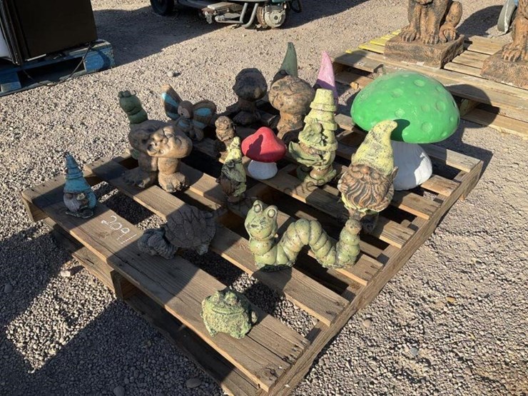 pallet-of-asst-concrete-statues-image-1