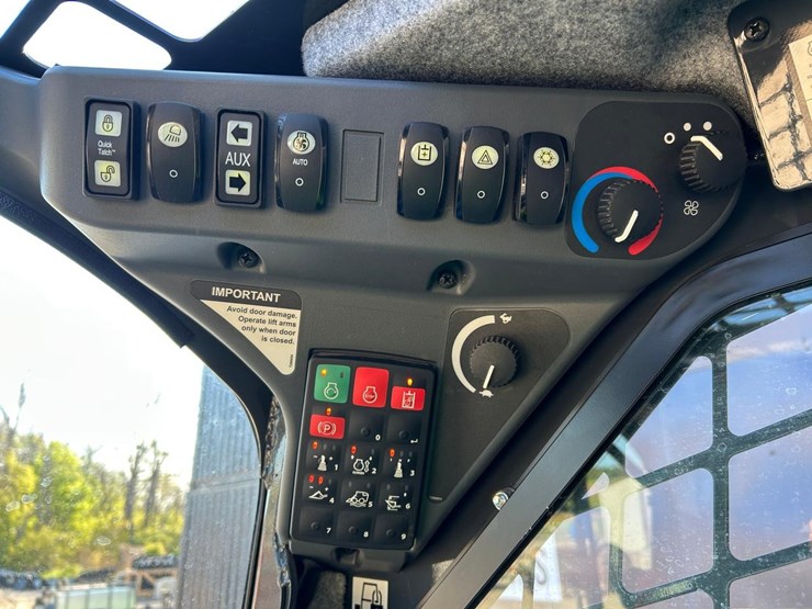 2025-deere-325g-image-22