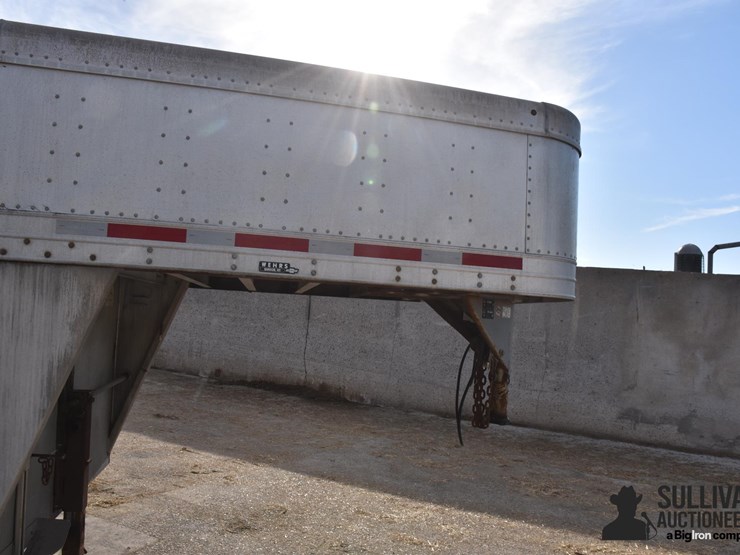 2015-featherlite-26'-t/a-aluminum-livestock-trailer-image-15