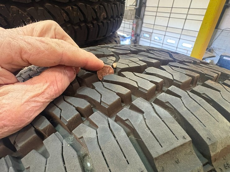 #42068-•-lot-of-(5)-lt275/60r20-tires-image-7