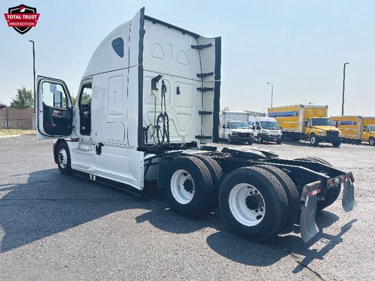 2022-freightliner-cascadia-126-image-2