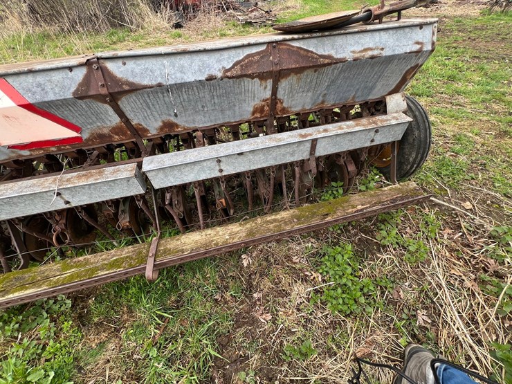 #9563-•-minneapolis-moline-10'-grain-drill-with-grass-seed-attachment-image-9
