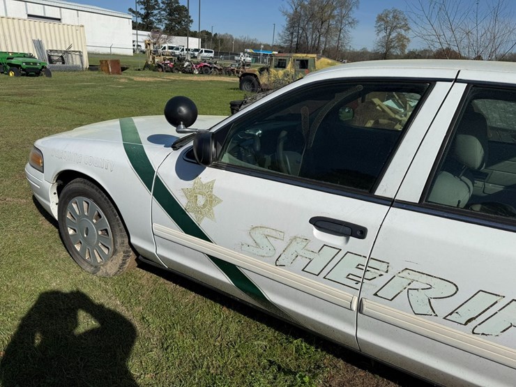 #42083-•-2010-ford-crown-victoria-sedan-vin:-2fabp7bv6ax133733-image-5