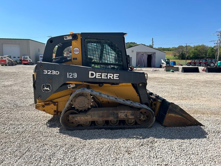 deere-323d-image-5
