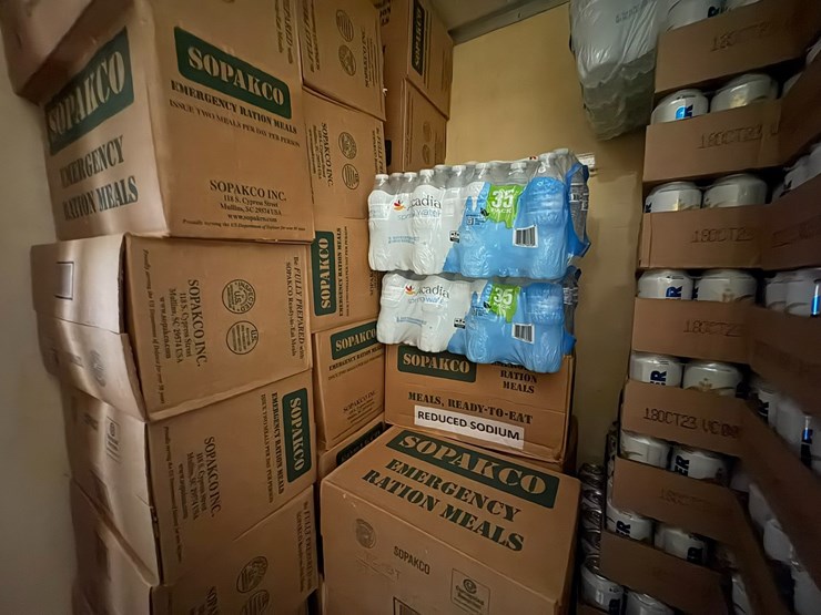 #42073-•-lot-of-mre-meals-&-water-image-7