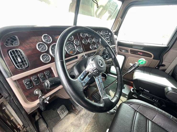#200-•-2020-peterbilt-semi-tractor-(has-wi-title)-(denmark,-wi)-image-59