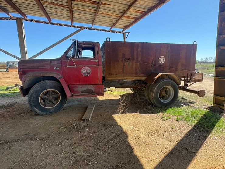 #42070-•-1984-cheverolet-c7-t/a-water-truck-vin:-1gbj7d1b3ev103757-image-11