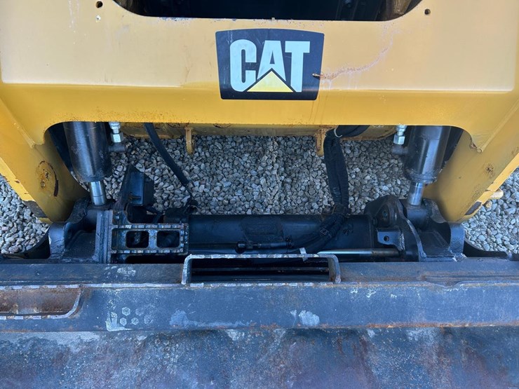 2019-caterpillar-242d-image-10