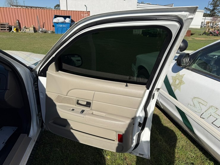 #42085-•-2010-ford-crown-victoria-sedan-vin:-2fabp7bv6ax138575-image-30