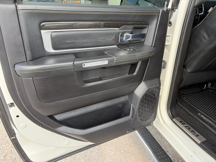 2017-dodge-3500-image-19
