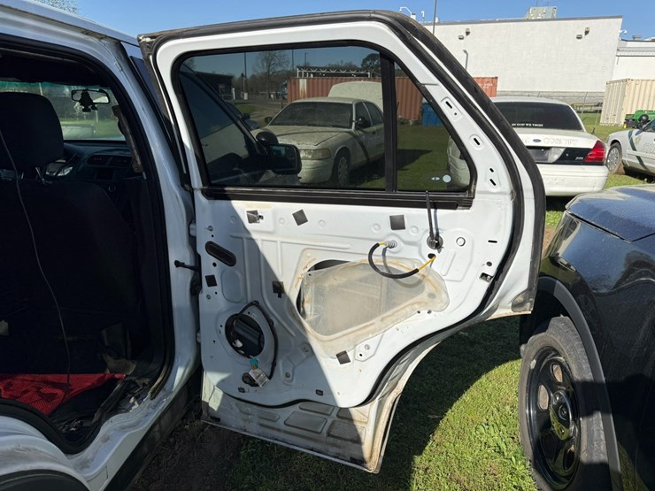 2016-ford-explorer-image-23
