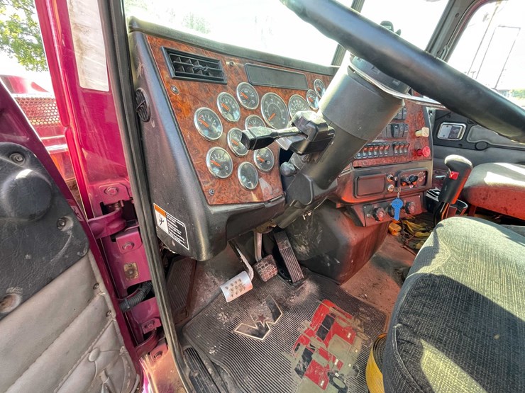 #203-•-2011-western-star-semi-tractor-(has-wi-title)-(forestville,-wi)-image-36