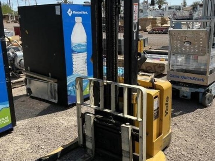 yale-3,800lbs-capacity-electric-order-picker-image-3