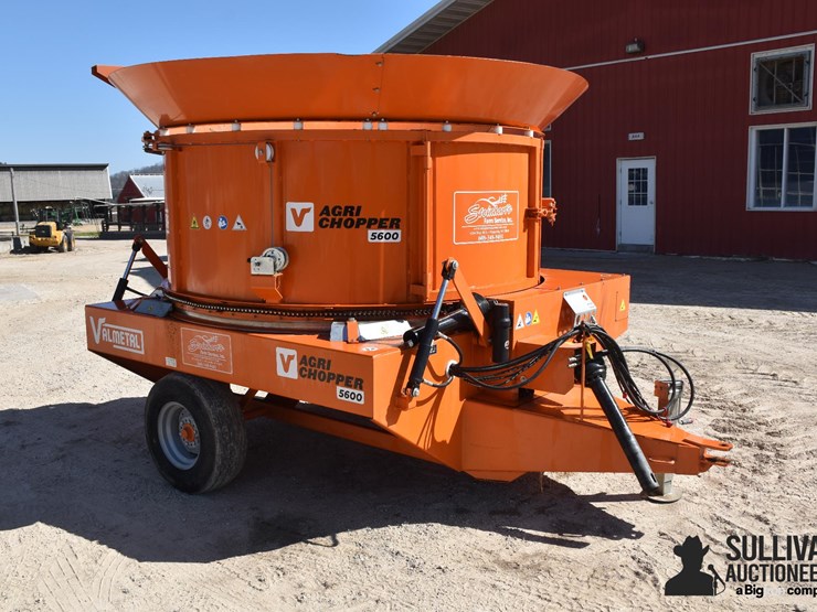 2023-valmetal-5600-pull-type-bale-chopper-image-3