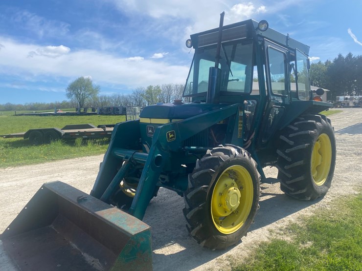 john-deere-2040-image-1