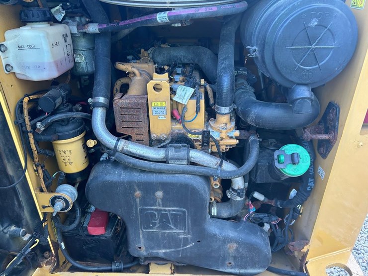2019-caterpillar-242d-image-15